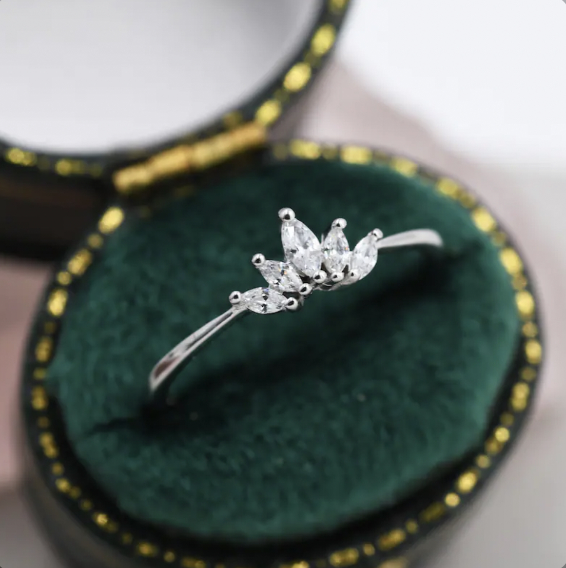Серебряное женское кольцо Rich S 925 пробы с камнями белого Циркония, простое, нежное R-1-21
Серебряное женское кольцо Rich S 925 пробы с камнями белого Циркония, простое, нежное R-1-21