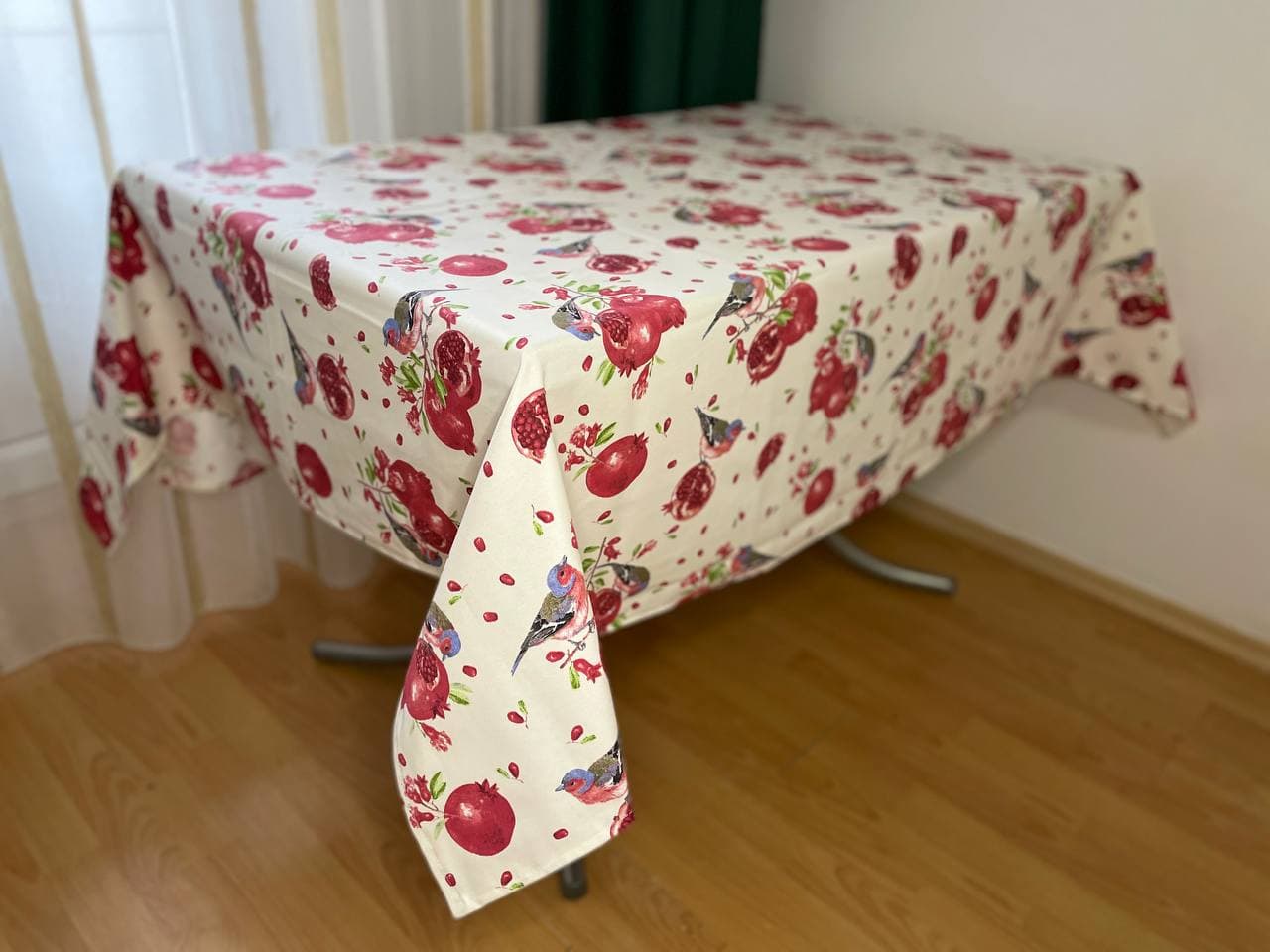 Cкатертина тефлонова водовідштовхувальна "Bullfinch and pomegranate" 110х180 Біла
Cкатертина тефлонова водовідштовхувальна "Bullfinch and pomegranate" 110х180 Біла