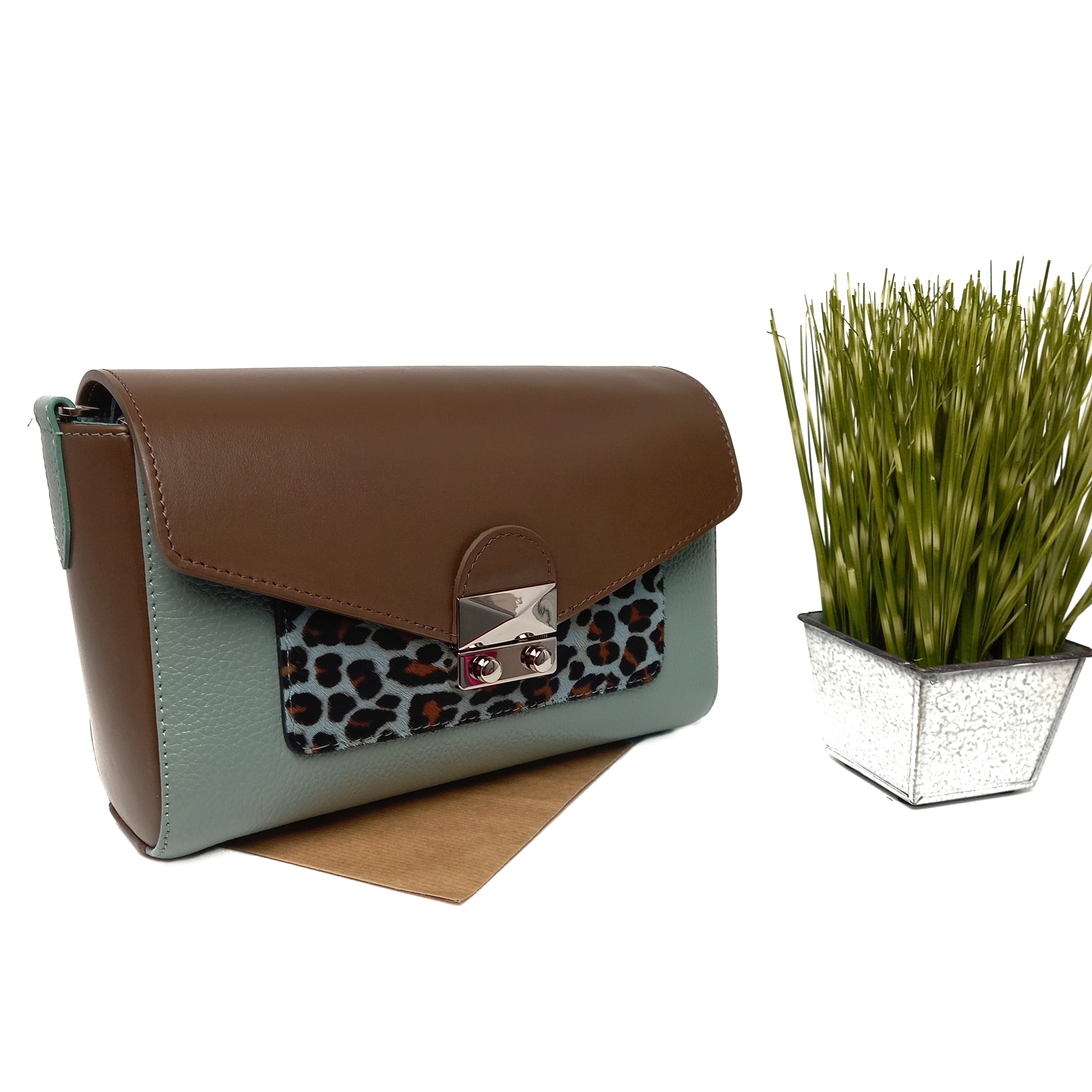 Женская сумка новинка натуральная кожа VTR мятная 1049 пони
Женская сумка новинка натуральная кожа VTR мятная 1049 пони