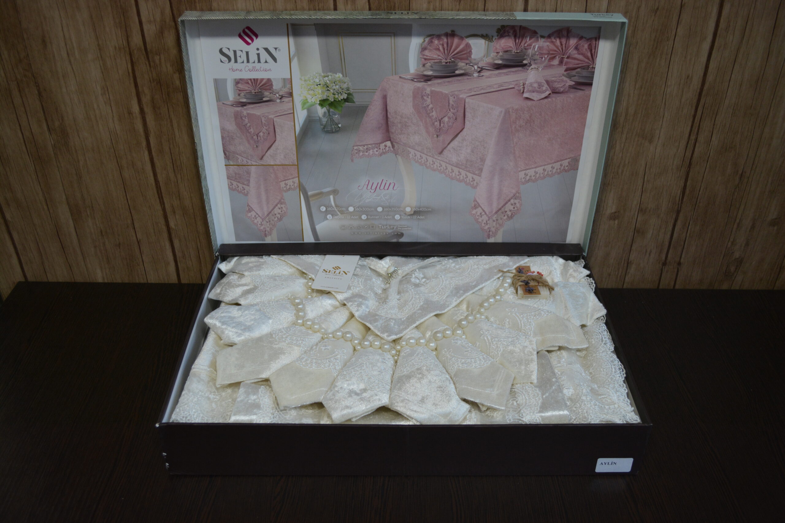 Велюрова скатертина з ранером Selin Aylin Set 160x300+12 серветок - Кремовий (33066-0)
Велюрова скатертина з ранером Selin Aylin Set 160x300+12 серветок - Кремовий (33066-0)