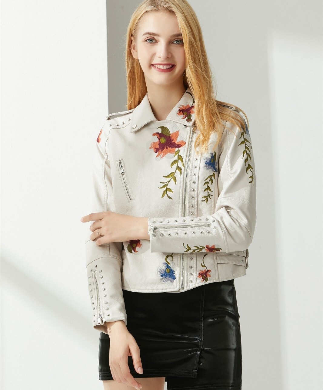 Куртка женская из искусственной кожи с вышивкой молочная Bright flowers Berni Fashion (XXL) Молочный
Куртка женская из искусственной кожи с вышивкой молочная Bright flowers Berni Fashion (XXL) Молочный