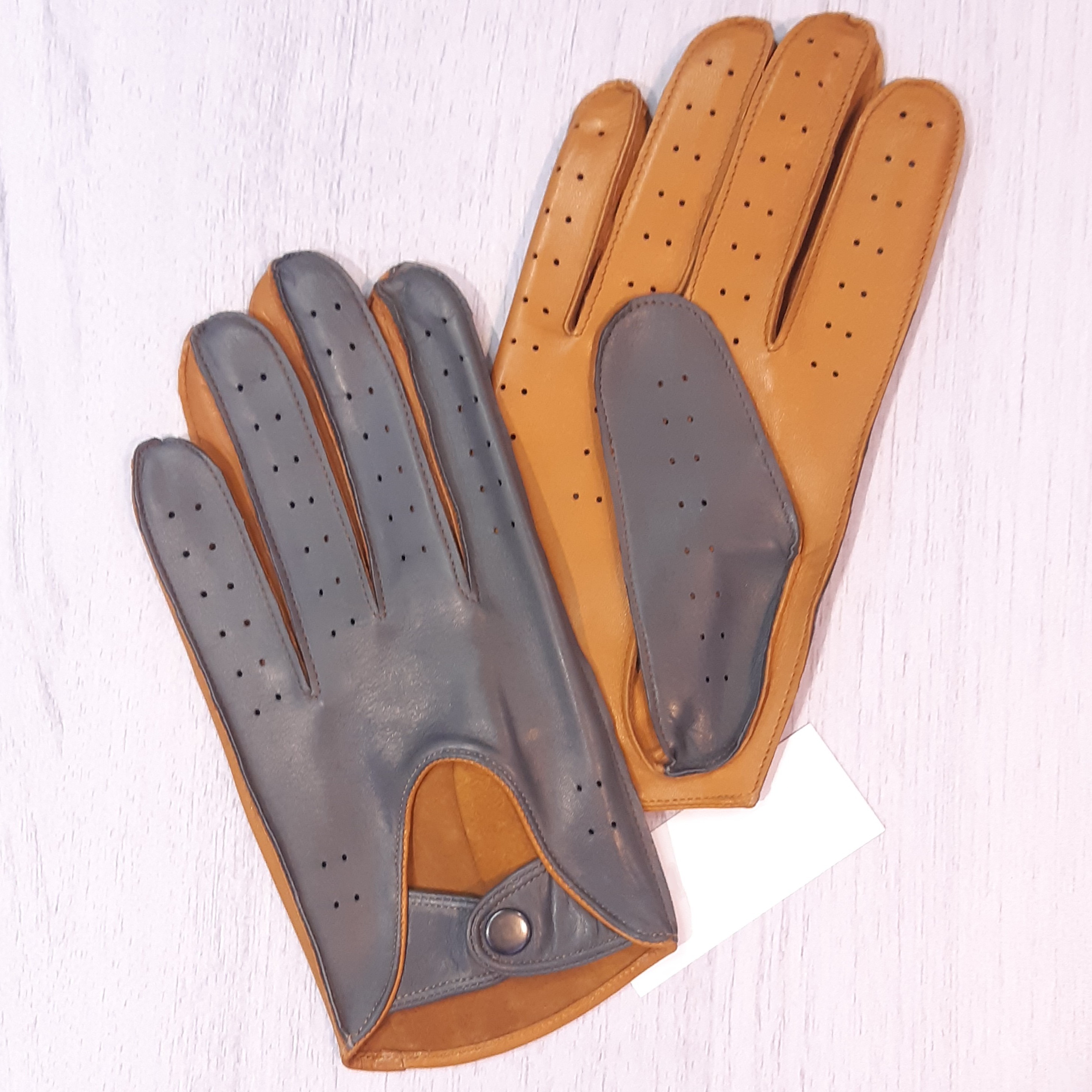 Мужские перчатки для вождения кожаные GlovesUA мод.275 р.8 светлый коньяк/серый (шов наружу, без отв)
Мужские перчатки для вождения кожаные GlovesUA мод.275 р.8 светлый коньяк/серый (шов наружу, без отв)