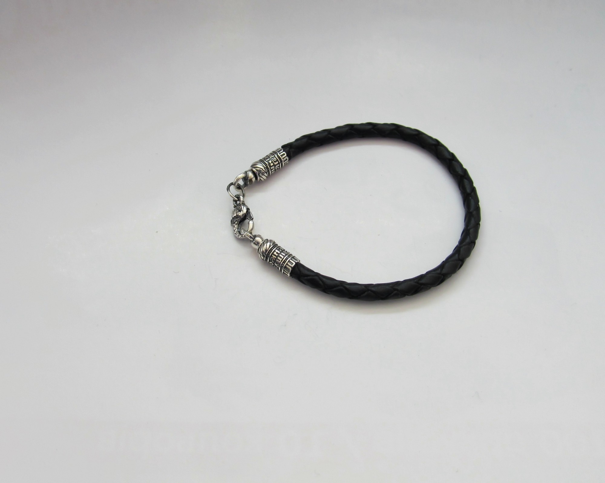 Браслет из серебра 925° и плетеной кожи на руку SilverArtisan 1.71081 размер 17,5
Браслет из серебра 925° и плетеной кожи на руку SilverArtisan 1.71081 размер 17,5