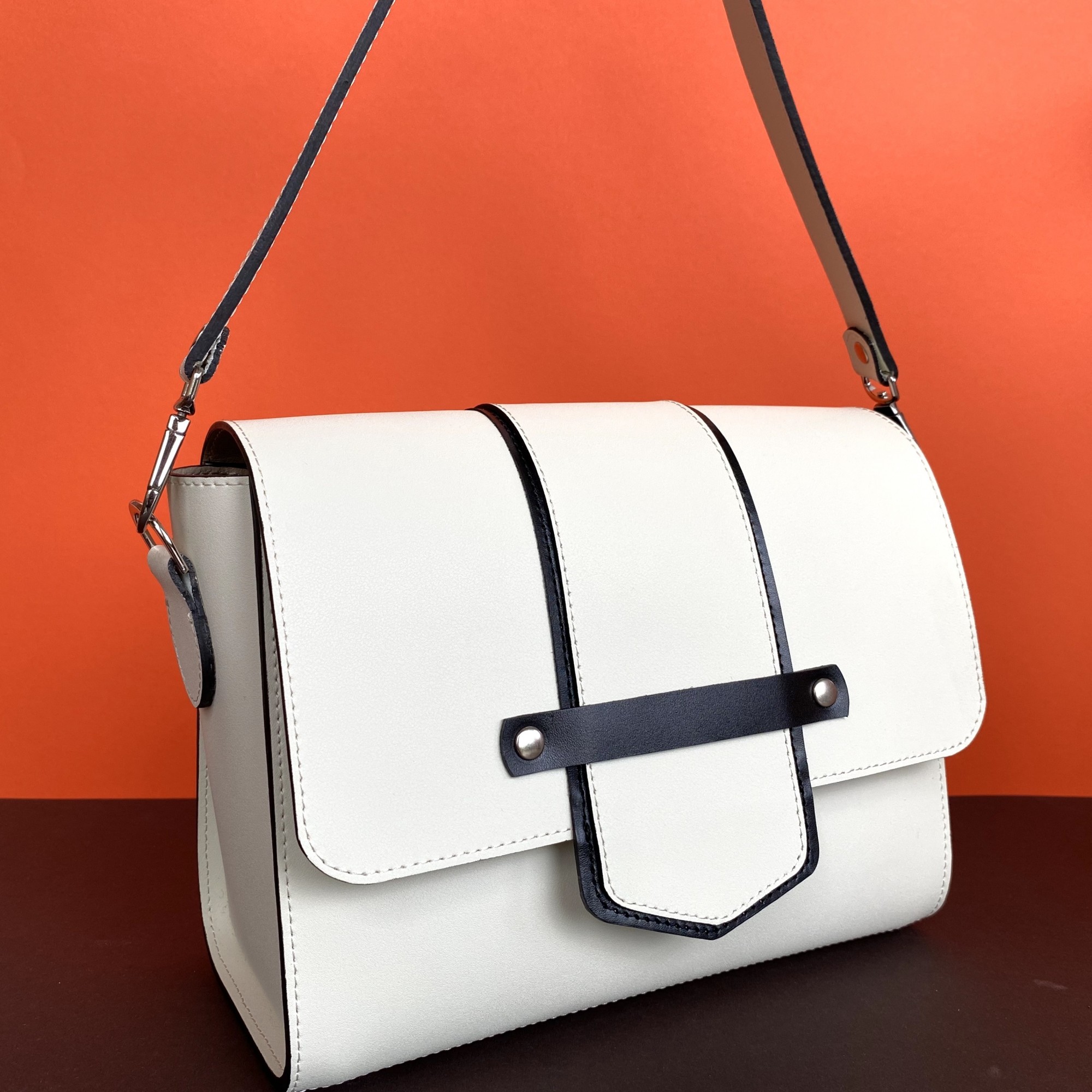 Модная люксовая белая женская сумка кроссбоди из натуральной кожи Lamponi Rano white cream
Модная люксовая белая женская сумка кроссбоди из натуральной кожи Lamponi Rano white cream