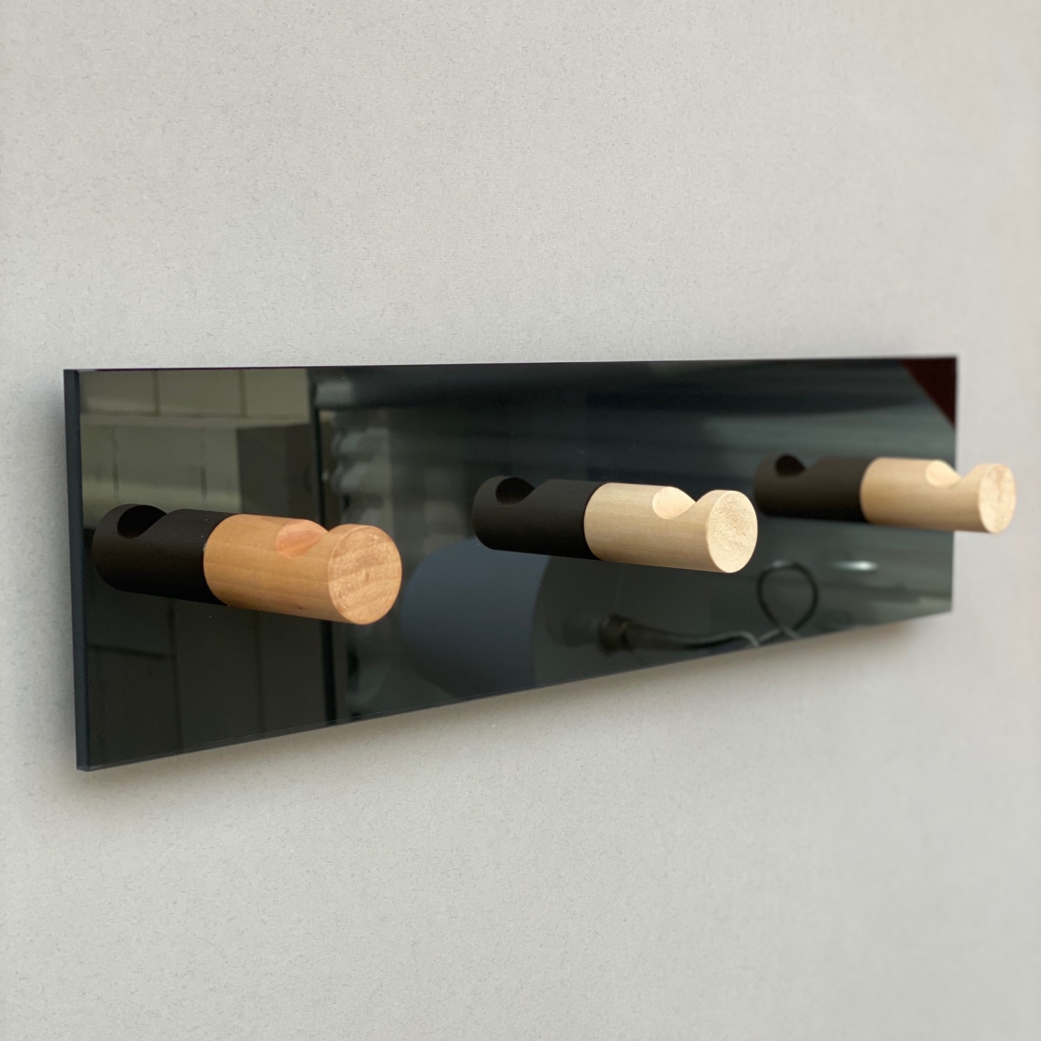 Настенная вешалка для верхней одежды в скандинавском стиле SKLO+GLAS черное стекло Z-3GB
Настенная вешалка для верхней одежды в скандинавском стиле SKLO+GLAS черное стекло Z-3GB