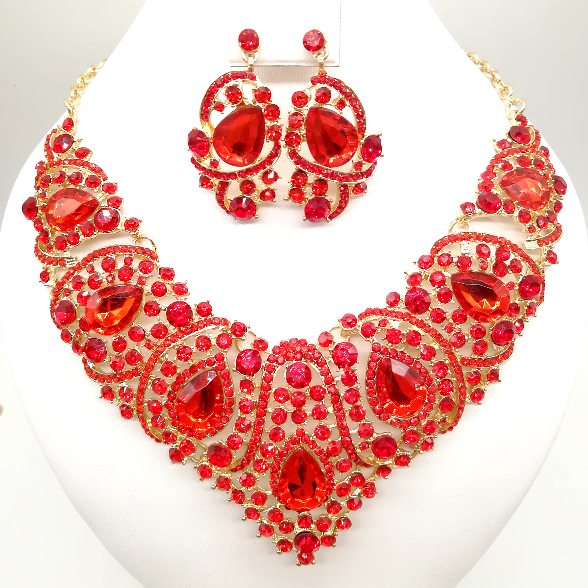 Колье SONATA, красные камни, 63336 + серьги SONATA с красными камнями в подарок 
Колье SONATA, красные камни, 63336 + серьги SONATA с красными камнями в подарок