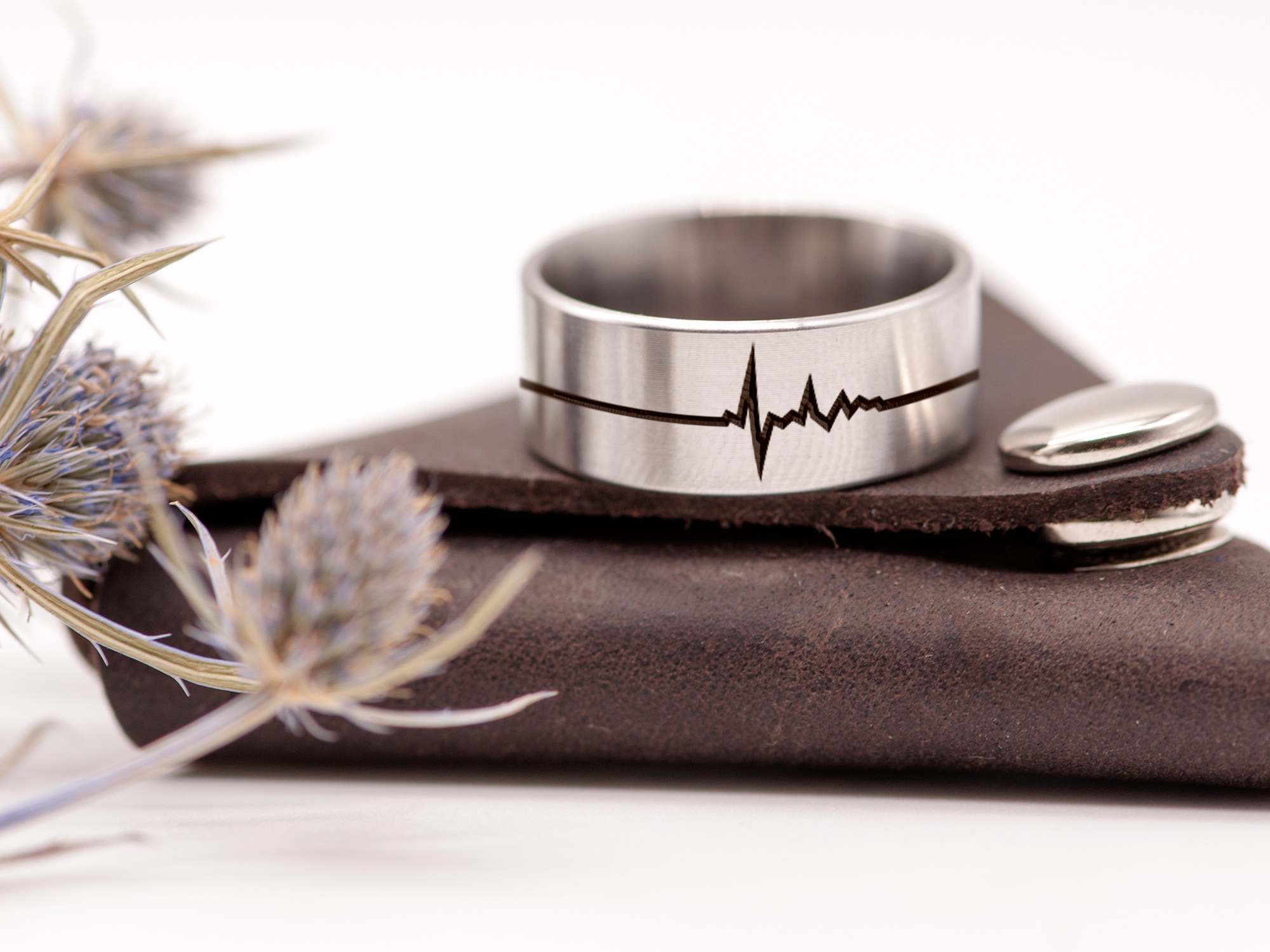 Кольцо с рисунком сердечного ритма, ювелирная сталь кожаный чехол DIDIART JEWELRY размер 19,8 R0028
Кольцо с рисунком сердечного ритма, ювелирная сталь кожаный чехол DIDIART JEWELRY размер 19,8 R0028