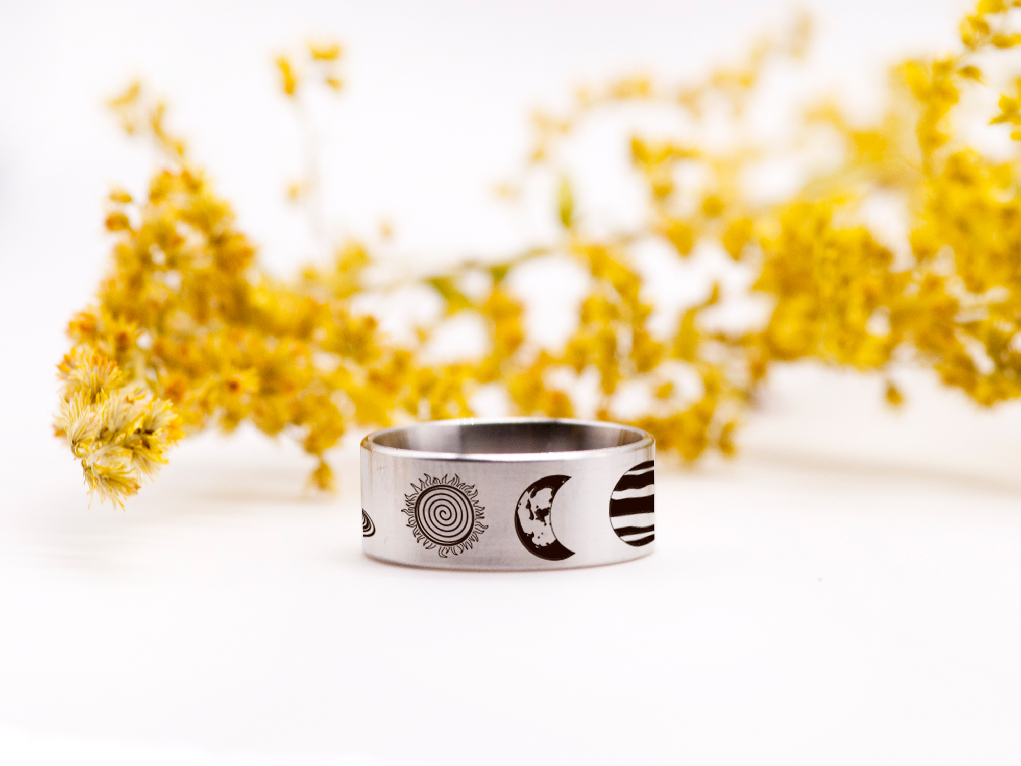 Стальное кольцо с планетами, медицинская сталь кожаный чехол DIDIART JEWELRY размер 18,6 R0005
Стальное кольцо с планетами, медицинская сталь кожаный чехол DIDIART JEWELRY размер 18,6 R0005