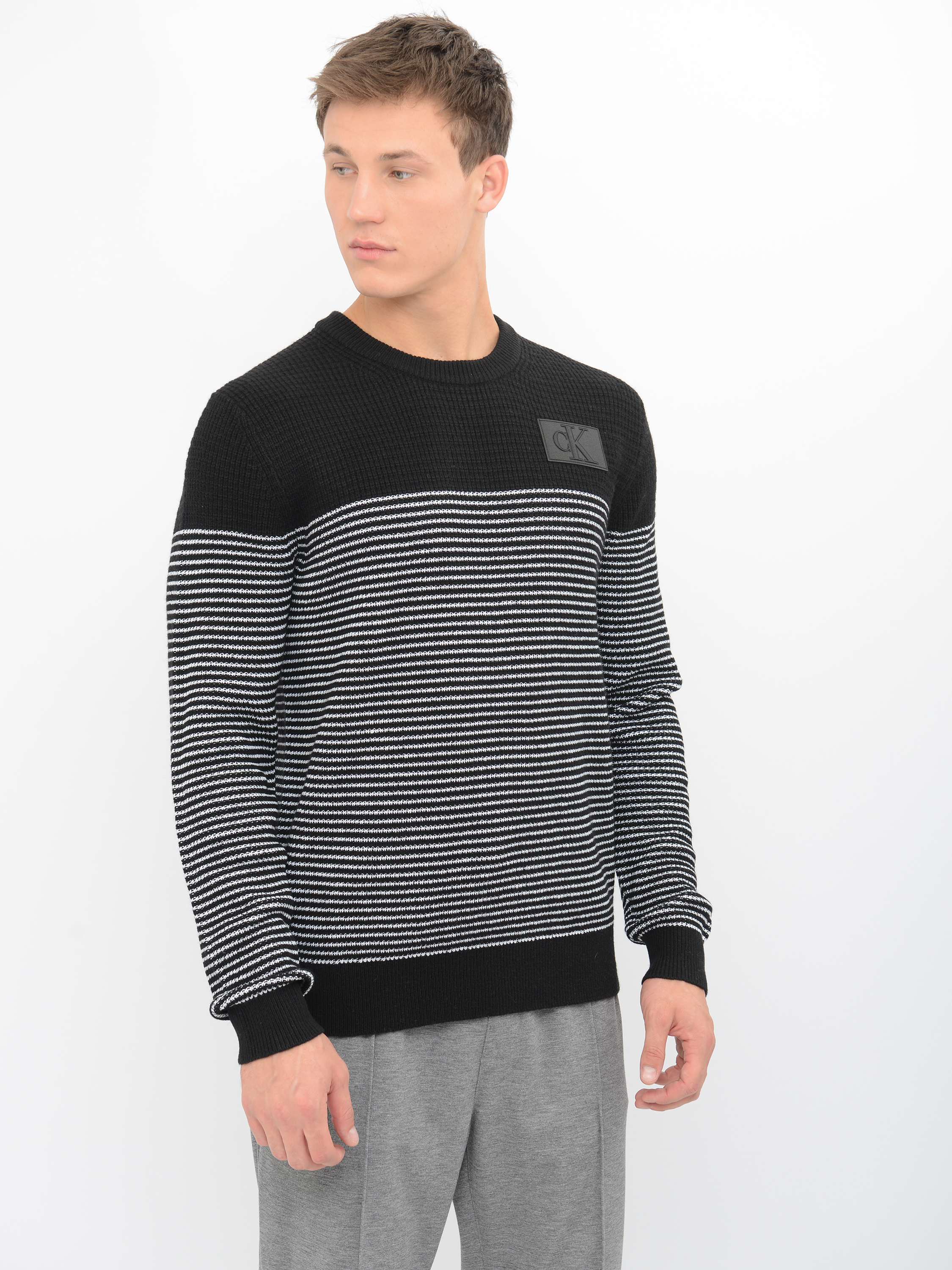 Джемпер Calvin Klein Jeans Textured Striped Cn Sweater J30J316582-BEH0 XL CK Black
Джемпер Calvin Klein Jeans Textured Striped Cn Sweater J30J316582-BEH0 XL CK Black
