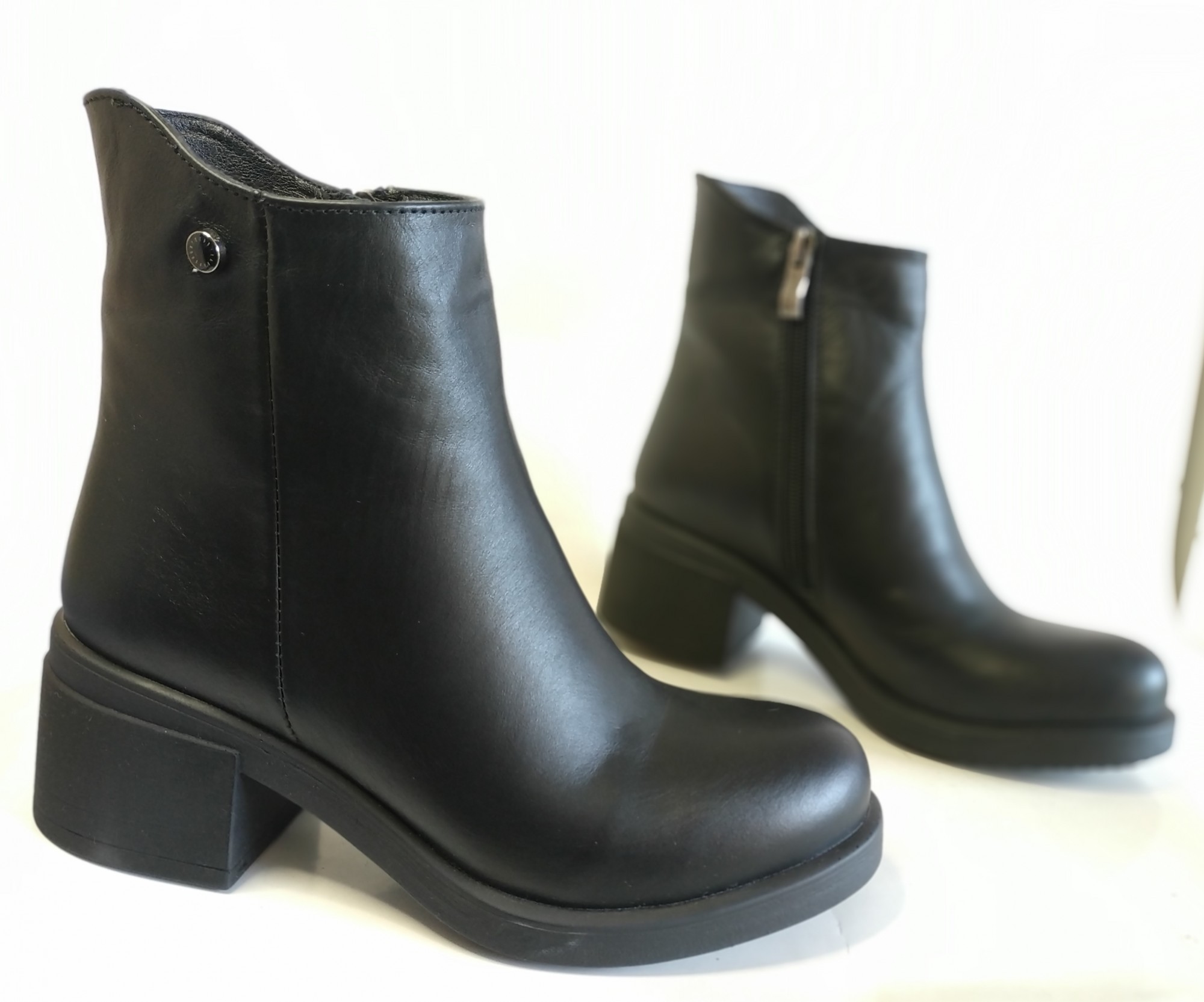 Ботильони Masheros 3650-1053 194200 39 25 см
Ботильони Masheros 3650-1053 194200 39 25 см