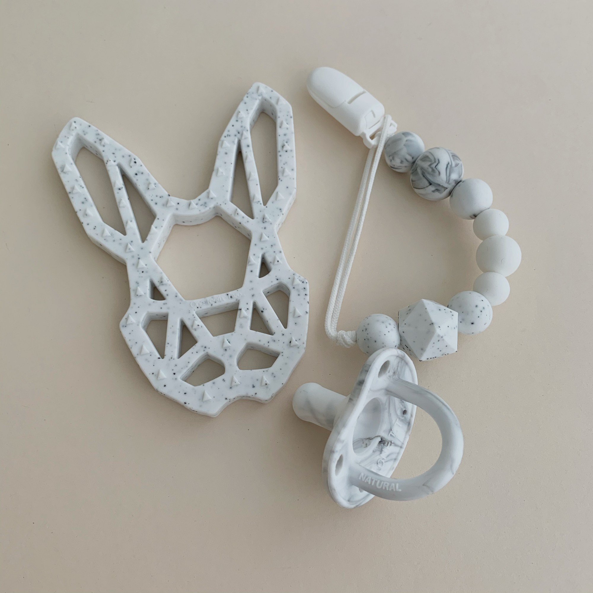 Набор Грызунок One Rabbit + Пустышка Силиконовая + Держатель One.Teeth.Two Белый Мрамор 
Набор Грызунок One Rabbit + Пустышка Силиконовая + Держатель One.Teeth.Two Белый Мрамор
