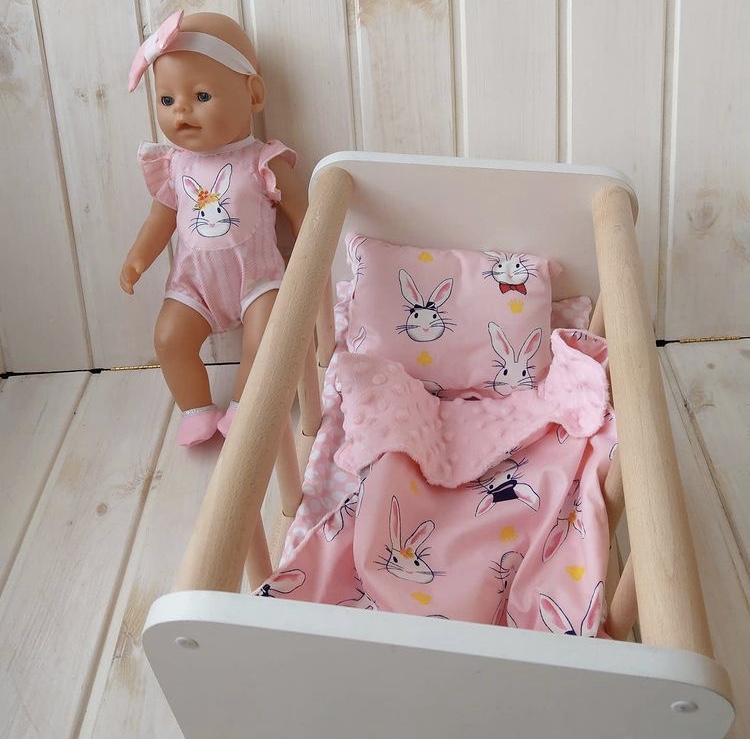 Кроватка-качалка для куклы Бэби Берн с постелью и комплектом одежды Toys 2064258 Ручная работа
Кроватка-качалка для куклы Бэби Берн с постелью и комплектом одежды Toys 2064258 Ручная работа