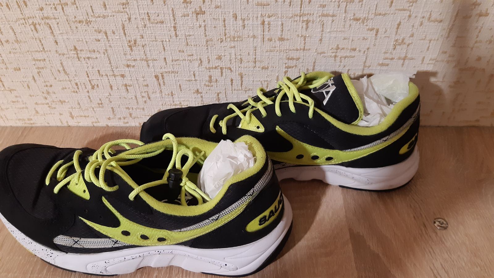 Saucony Aya 70460 3s 42 8.5 26.5 Black Neon