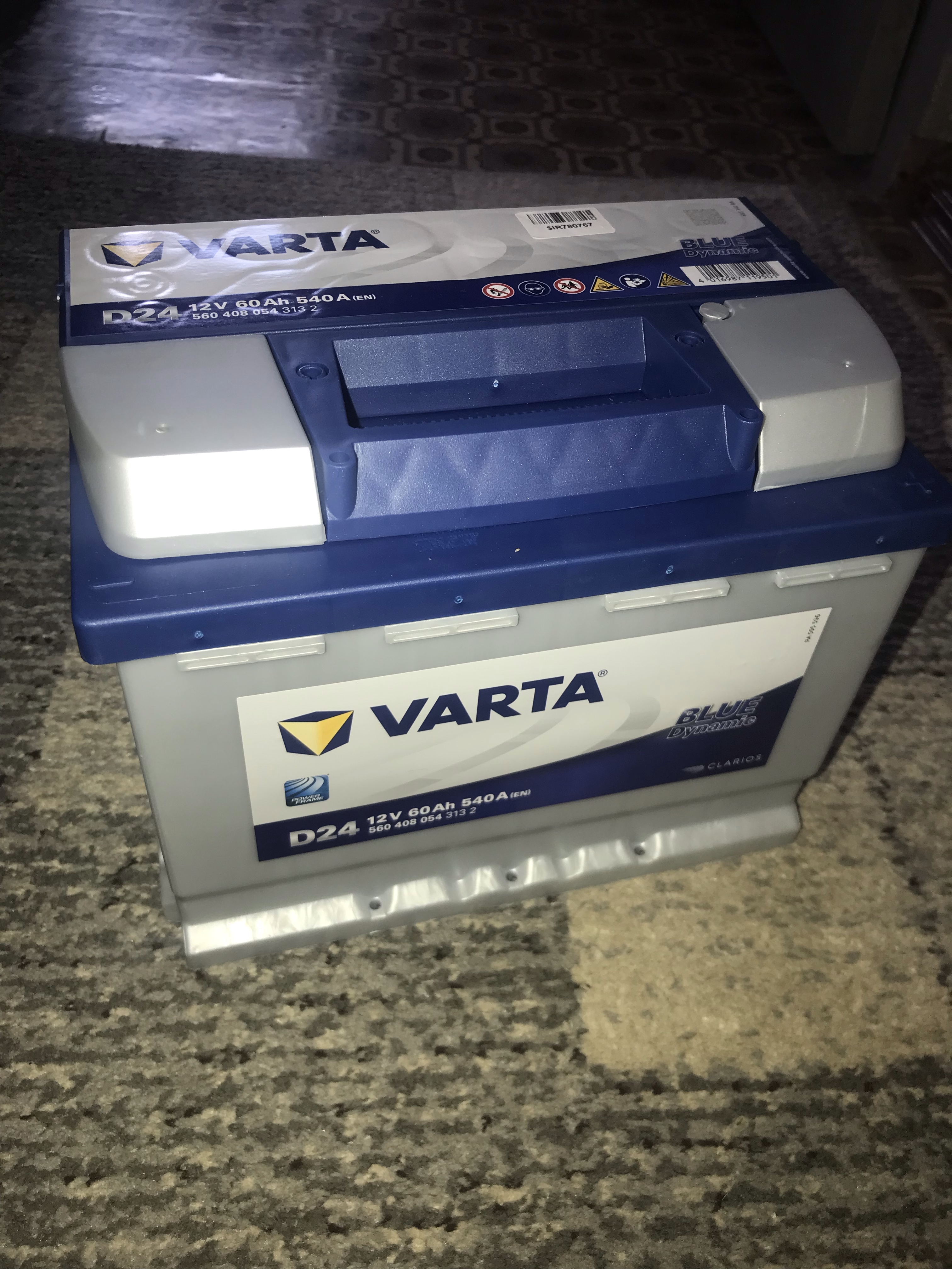 Купить автомобильный аккумулятор Varta D24 6-СТ 60Ah R+ 540A Blue