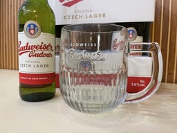 Подарочный набор пива Budweiser светлое фильтрованное 5% 0.5 л x 4 шт. + кружка 0.5 л (8594403707380) фото от покупателей 1