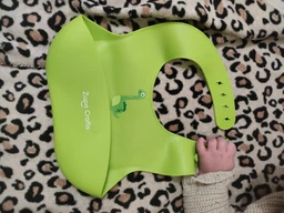 Силиконовый нагрудник-слюнявчик Zupo Crafts Dino с карманом гипоаллергенный Желтый фото от покупателей 3