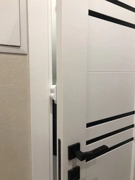 Блокиратор дверной Рука Fabe D133 (белая) фото от покупателей 2