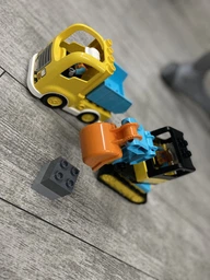 Конструктор LEGO DUPLO Town Вантажівка та гусеничний екскаватор 20 деталей (10931) фото від покупців 11