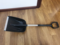 Телескопічна автомобільна лопата для снігу Fiskars X-series ™ 1057187