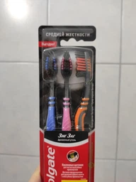 Зубная щетка Colgate Zig Zag с древесным углем средней жёсткости 3 шт (8718951305212) фото от покупателей 5