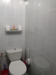 Полка MBM HOME BP-18 большая клеящаяся пластиковая бело-черная фото от покупателей 6