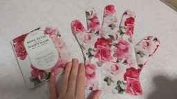 Зміцнювальна маска-рукавиці для рук Koelf Rose Petal Satin Hand Mask 16 г (8809508850733) фото від покупців 1