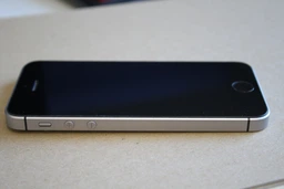 Мобильный телефон Apple iPhone SE 32GB Gold фото от покупателей 3