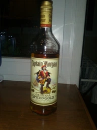Алкогольний напій на основі Карибського рому Captain Morgan Spiced Gold 0.7 л 35% (5000299223017)