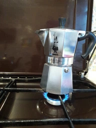 Кавоварка гейзерна Bialetti Moka Express на 3 чашки 130 мл Червона (8006363018388) фото від покупців 2