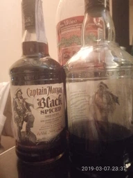 Ромовий напій Captain Morgan Spiced Black 0.7 л 40% + 2 чарки (4820178650533) фото від покупців 15