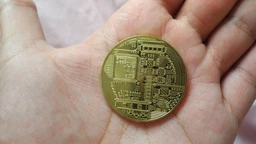 Монета сувенирная Биткоин Bitcoin цвет: золото фото от покупателей 4