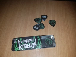 Медиаторы Dunlop PH112T1.14 Hetfield's Black Fang Pick Tin 1.14 (6 шт.) фото от покупателей 2