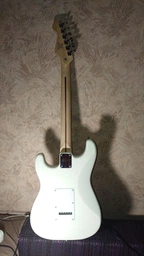 Электрогитара Fender Squier Bullet Stratocaster Tremolo (227044) Arctic White фото от покупателей 4
