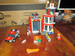 Конструктор LEGO City Пожарное депо 509 деталей (60215) фото от покупателей 11