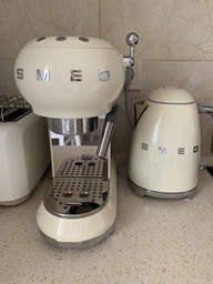 Кофеварка рожковая Smeg 50'S RETRO STYLE ECF01PBEU фото от покупателей 8