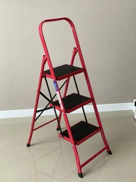 Стремянка Forte LFD106TB из 3 ступеней Красная