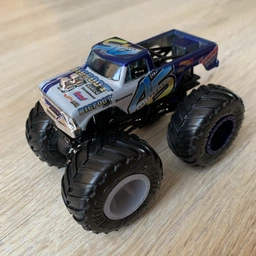Базовая коллекционная машинка-внедорожник Hot Wheels серии Monster Trucks 1:64, в ассортименте 1 шт (FYJ44) фото от покупателей 17