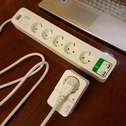 Сетевой фильтр APC Essential SurgeArrest 5 розеток + 2 USB White (PM5U-RS) фото от покупателей 6