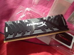 Оперативна пам'ять HyperX DDR4-4000 8192MB PC4-32000 Predator RGB (HX440C19PB3A/8) фото від покупців 4