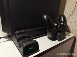 Мультифункціональна вертикальна підставка DOBE для Sony PlayStation PS4 PRO / PS4 Slim / PS4 Fat з охолоджувальними кулерами / зарядна станція для двох геймпадів DualShock 4 з LED підсвічуванням / підставка під 10 дисків фото від покупців 2