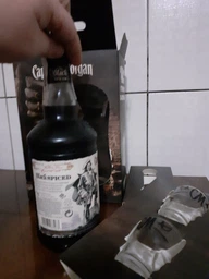 Ромовий напій Captain Morgan Spiced Black 0.7 л 40% + 2 чарки (4820178650533) фото від покупців 10