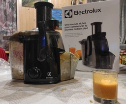Соковижималка відцентрова ELECTROLUX ECJ1-4GB фото від покупців 1