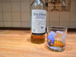 Віскі Talisker 10 років витримки 0.7 л 45.8% в подарунковій упаковці з флягою (5000281057446)
