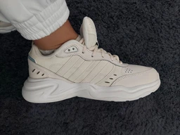 Жіночі кросівки Adidas Strutter GX0671 37.5 (4.5UK) 23 см Ftwwht/Sabemt/Halsil (4065418991421)