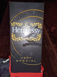 Коньяк Hennessy VS 4 роки витримки 0.7 л 40% у подарунковій упаковці (3245995960015) фото від покупців 4