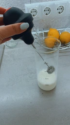 Портативний міксер капучинатор для вершків та молока Milk Frother спінювач молока з Чашею 450мл. та Подвійним вінчиком + 2 батарейки Чорний фото від покупців 8