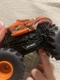 Радіокерована іграшка Hot Wheels Автомодель Monster Trucks Тигроакула 124 (HNV03) фото від покупців 3