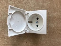 Розетка Schneider Electric Sedna з заземленням з захисними шторками та кришкою алюміній SDN3100160 фото від покупців 4