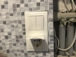 Розетка Schneider Electric Sedna з заземленням з захисними шторками та кришкою алюміній SDN3100160 фото від покупців 1