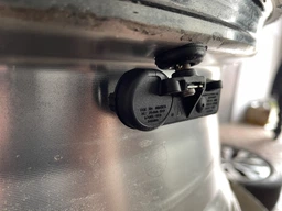 Вентиль легковой разборный для б/к шин, L=42,5mm, TPMS (под датчик) резиновый фото от покупателей 2